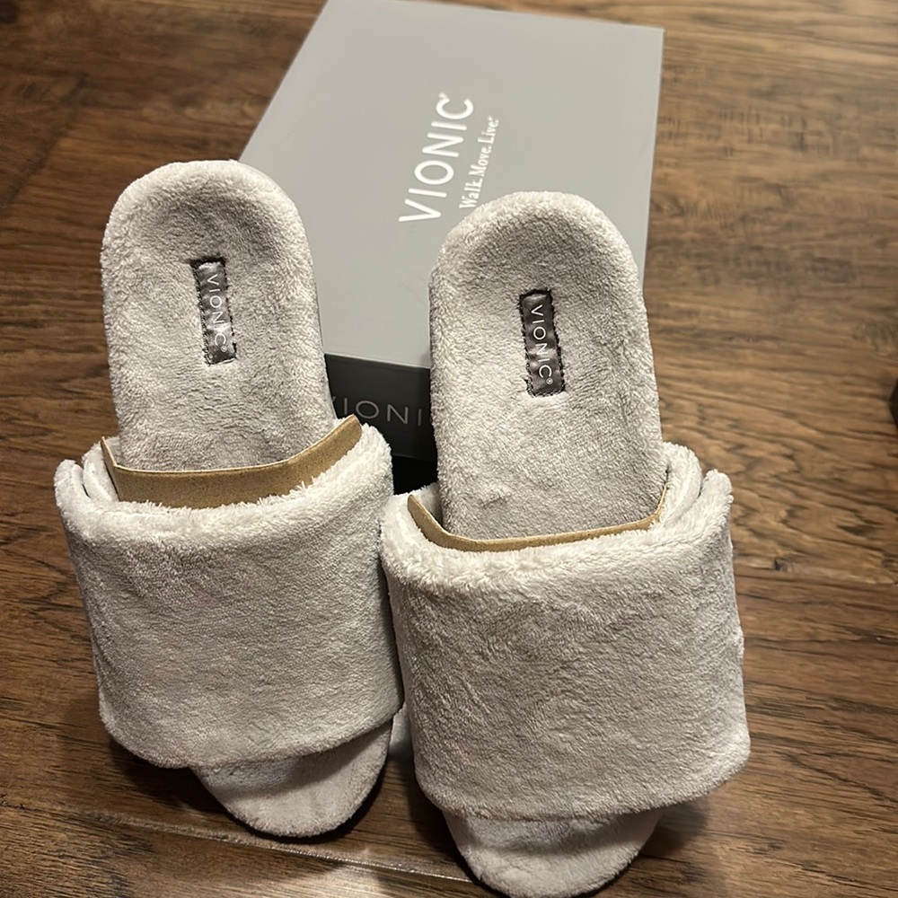 Vionic Dream slippers NIB- light gray